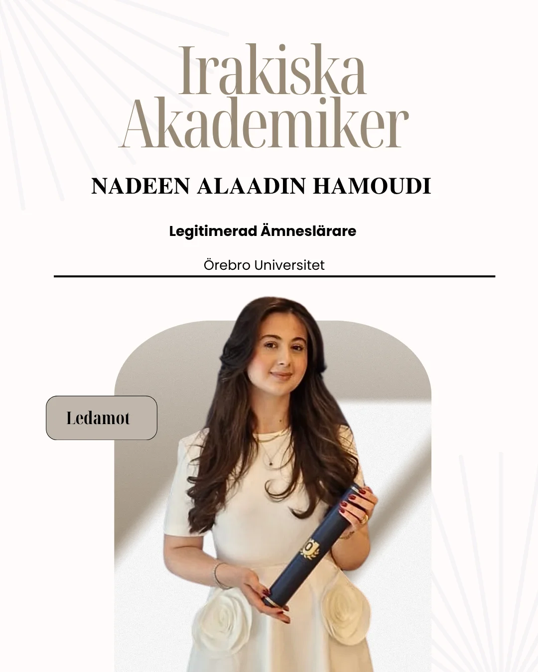 En kvinna i vit klänning håller upp sitt examensbevis från Örebro universitet